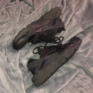women’s 9.5 black nike air huaraches